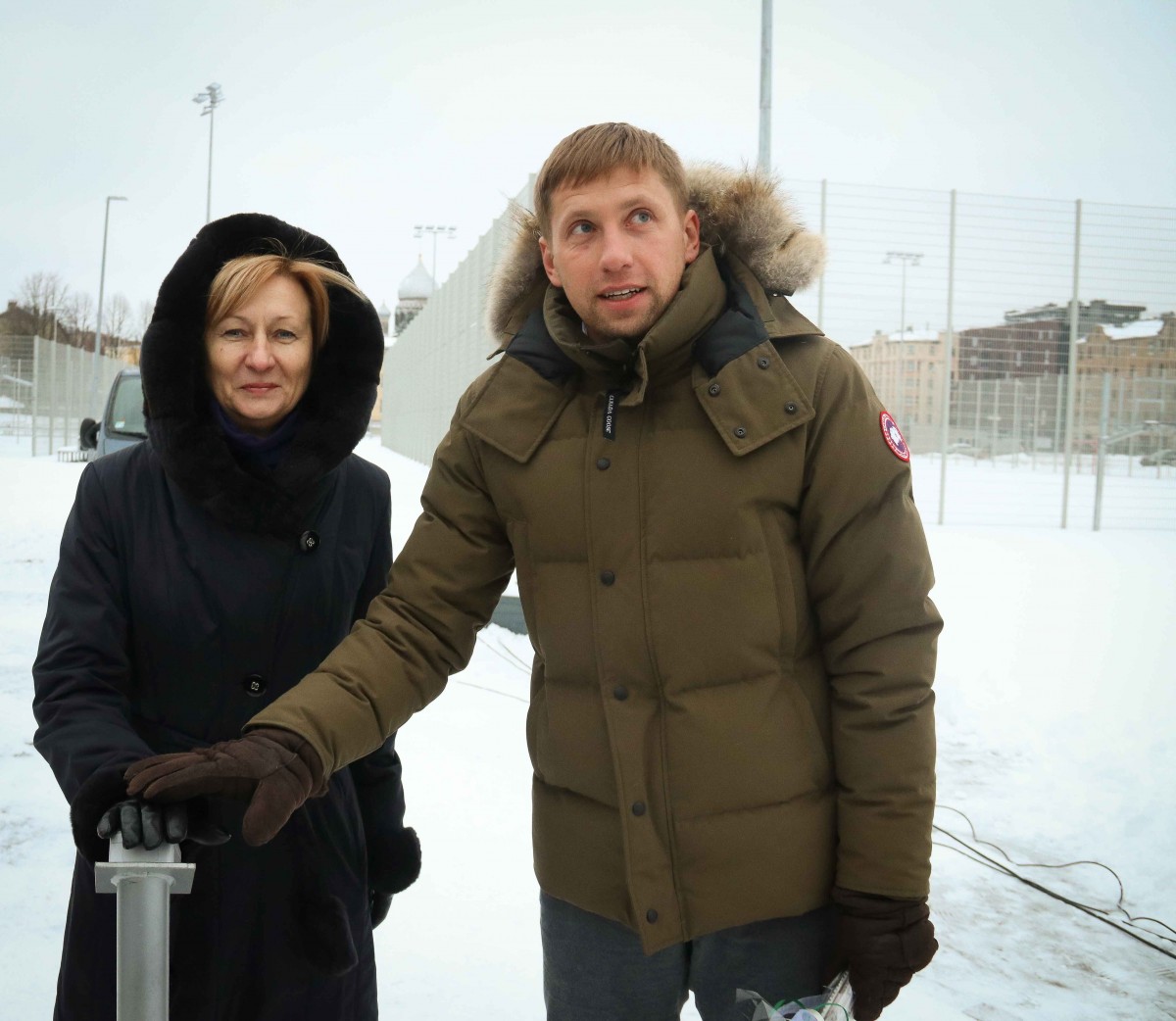 Pie atjaunotās Rīgas Franču liceja vēsturiskās ēkas un Centra sporta kvartālā iedegas Ziemassvētku eglītes