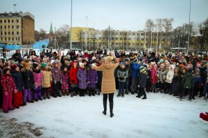 Pie atjaunotās Rīgas Franču liceja vēsturiskās ēkas un Centra sporta kvartālā iedegas Ziemassvētku eglītes