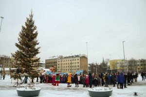 Pie atjaunotās Rīgas Franču liceja vēsturiskās ēkas un Centra sporta kvartālā iedegas Ziemassvētku eglītes