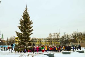 Pie atjaunotās Rīgas Franču liceja vēsturiskās ēkas un Centra sporta kvartālā iedegas Ziemassvētku eglītes