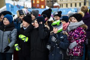 Pie atjaunotās Rīgas Franču liceja vēsturiskās ēkas un Centra sporta kvartālā iedegas Ziemassvētku eglītes