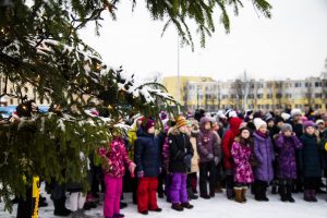 Pie atjaunotās Rīgas Franču liceja vēsturiskās ēkas un Centra sporta kvartālā iedegas Ziemassvētku eglītes