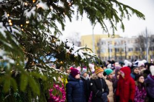 Pie atjaunotās Rīgas Franču liceja vēsturiskās ēkas un Centra sporta kvartālā iedegas Ziemassvētku eglītes