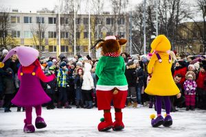 Pie atjaunotās Rīgas Franču liceja vēsturiskās ēkas un Centra sporta kvartālā iedegas Ziemassvētku eglītes
