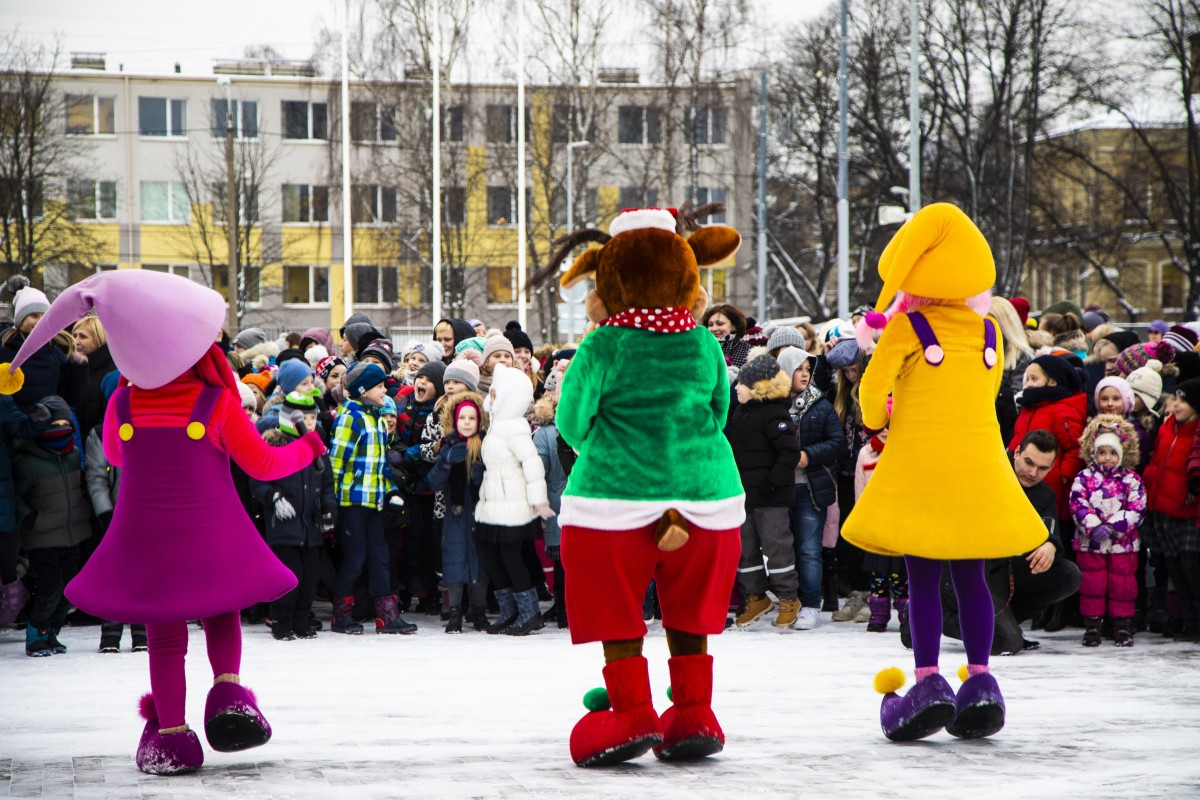 Pie atjaunotās Rīgas Franču liceja vēsturiskās ēkas un Centra sporta kvartālā iedegas Ziemassvētku eglītes