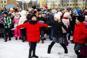 Pie atjaunotās Rīgas Franču liceja vēsturiskās ēkas un Centra sporta kvartālā iedegas Ziemassvētku eglītes