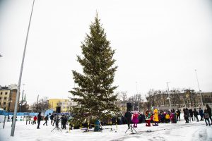 Pie atjaunotās Rīgas Franču liceja vēsturiskās ēkas un Centra sporta kvartālā iedegas Ziemassvētku eglītes
