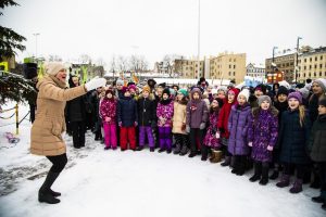 Pie atjaunotās Rīgas Franču liceja vēsturiskās ēkas un Centra sporta kvartālā iedegas Ziemassvētku eglītes