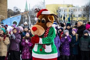 Pie atjaunotās Rīgas Franču liceja vēsturiskās ēkas un Centra sporta kvartālā iedegas Ziemassvētku eglītes