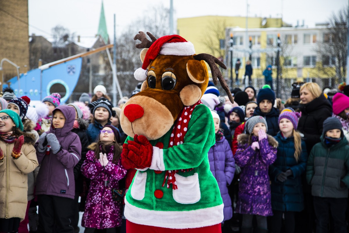 Pie atjaunotās Rīgas Franču liceja vēsturiskās ēkas un Centra sporta kvartālā iedegas Ziemassvētku eglītes