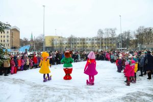 Pie atjaunotās Rīgas Franču liceja vēsturiskās ēkas un Centra sporta kvartālā iedegas Ziemassvētku eglītes
