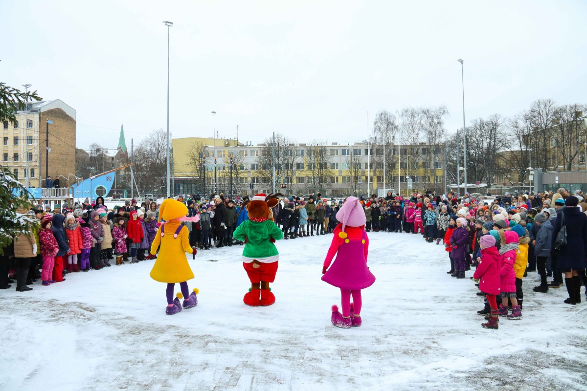Pie atjaunotās Rīgas Franču liceja vēsturiskās ēkas un Centra sporta kvartālā iedegas Ziemassvētku eglītes