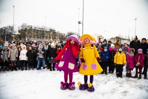 Pie atjaunotās Rīgas Franču liceja vēsturiskās ēkas un Centra sporta kvartālā iedegas Ziemassvētku eglītes