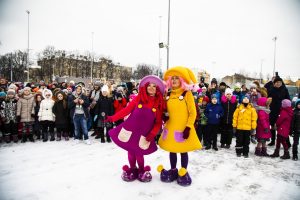 Pie atjaunotās Rīgas Franču liceja vēsturiskās ēkas un Centra sporta kvartālā iedegas Ziemassvētku eglītes