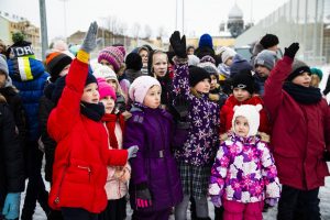 Pie atjaunotās Rīgas Franču liceja vēsturiskās ēkas un Centra sporta kvartālā iedegas Ziemassvētku eglītes