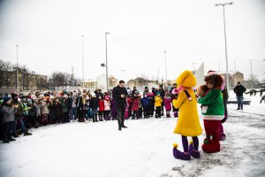 Pie atjaunotās Rīgas Franču liceja vēsturiskās ēkas un Centra sporta kvartālā iedegas Ziemassvētku eglītes