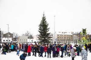 Pie atjaunotās Rīgas Franču liceja vēsturiskās ēkas un Centra sporta kvartālā iedegas Ziemassvētku eglītes