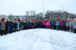 Pie atjaunotās Rīgas Franču liceja vēsturiskās ēkas un Centra sporta kvartālā iedegas Ziemassvētku eglītes