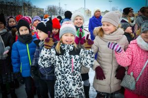 Pie atjaunotās Rīgas Franču liceja vēsturiskās ēkas un Centra sporta kvartālā iedegas Ziemassvētku eglītes