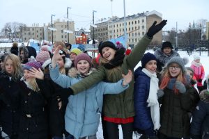 Pie atjaunotās Rīgas Franču liceja vēsturiskās ēkas un Centra sporta kvartālā iedegas Ziemassvētku eglītes