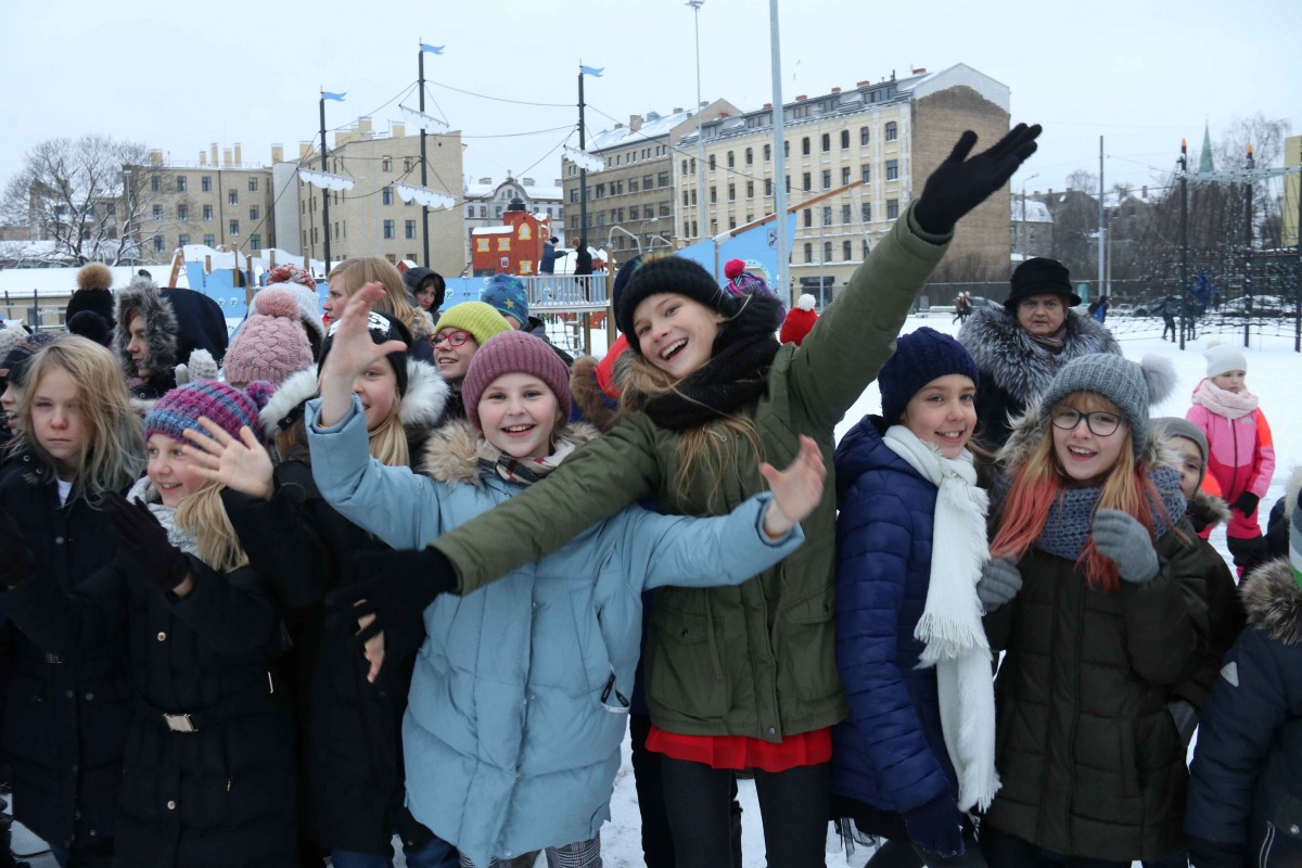 Pie atjaunotās Rīgas Franču liceja vēsturiskās ēkas un Centra sporta kvartālā iedegas Ziemassvētku eglītes