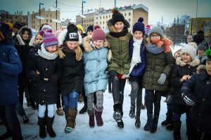 Pie atjaunotās Rīgas Franču liceja vēsturiskās ēkas un Centra sporta kvartālā iedegas Ziemassvētku eglītes