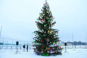 Svētku rotā iemirdzas Rīgas 84. vidusskolas sporta un aktīvās atpūtas laukuma Ziemassvētku eglīte