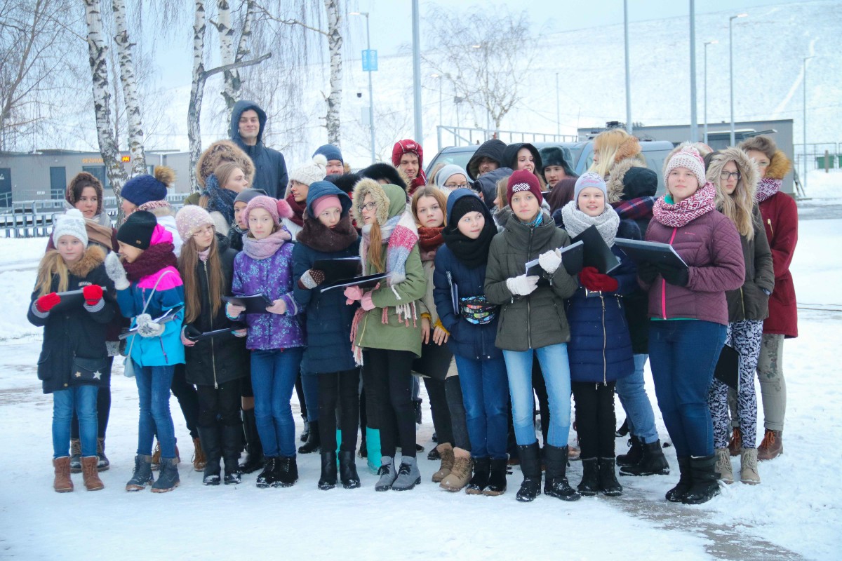 Svētku rotā iemirdzas Rīgas 84. vidusskolas sporta un aktīvās atpūtas laukuma Ziemassvētku eglīte
