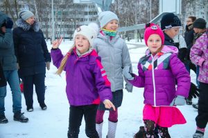Svētku rotā iemirdzas Rīgas 84. vidusskolas sporta un aktīvās atpūtas laukuma Ziemassvētku eglīte