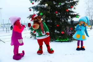 Svētku rotā iemirdzas Rīgas 84. vidusskolas sporta un aktīvās atpūtas laukuma Ziemassvētku eglīte