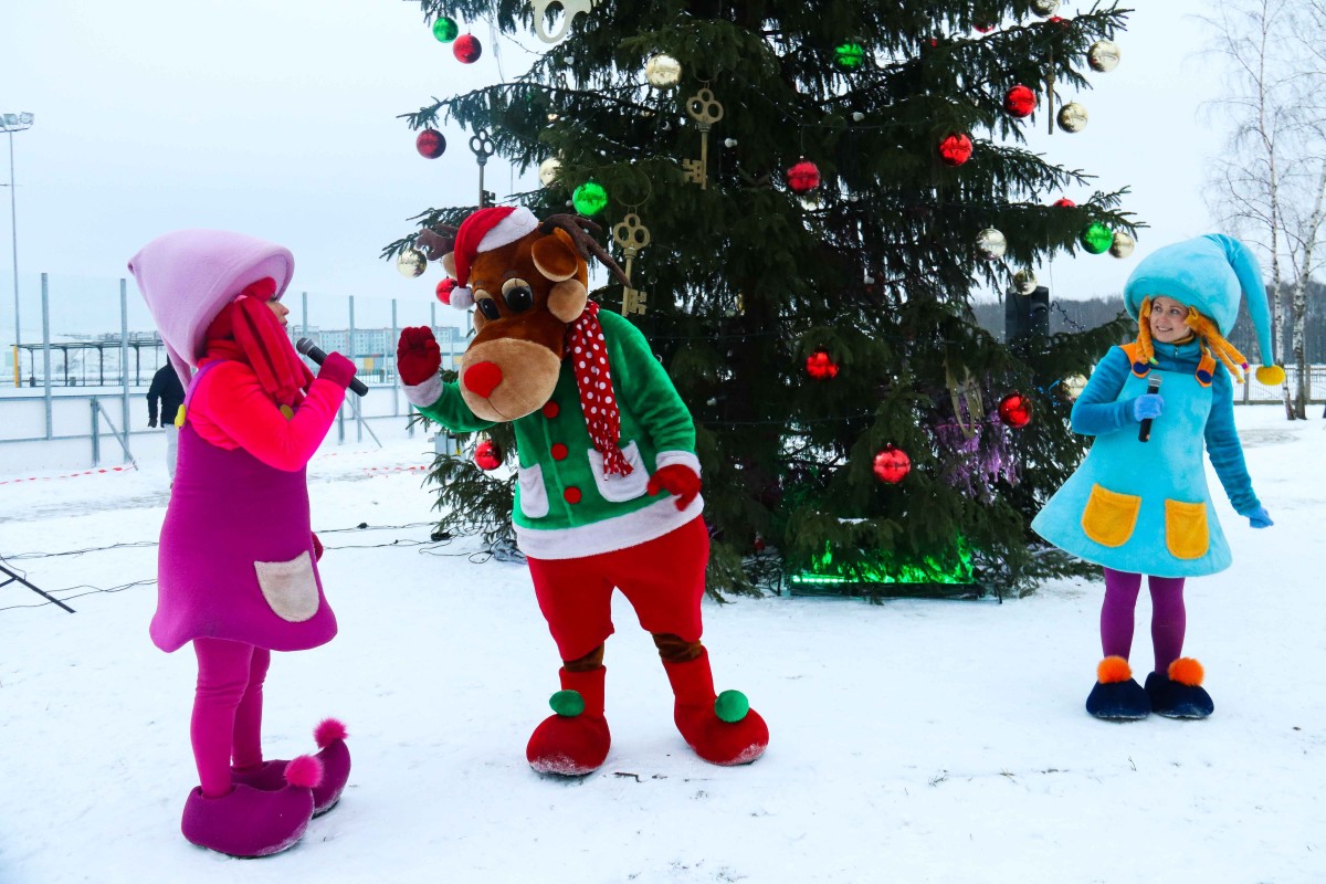 Svētku rotā iemirdzas Rīgas 84. vidusskolas sporta un aktīvās atpūtas laukuma Ziemassvētku eglīte