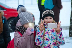 Svētku rotā iemirdzas Rīgas 84. vidusskolas sporta un aktīvās atpūtas laukuma Ziemassvētku eglīte