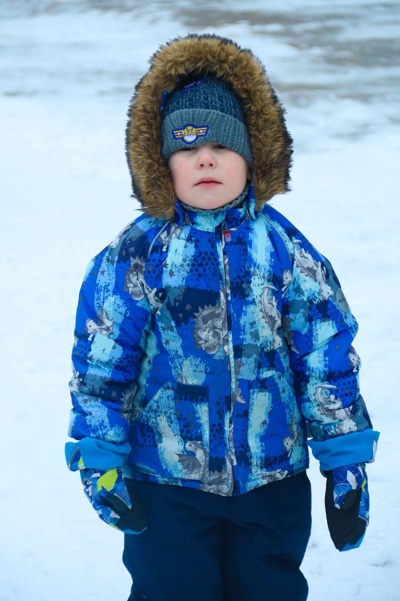 Svētku rotā iemirdzas Rīgas 84. vidusskolas sporta un aktīvās atpūtas laukuma Ziemassvētku eglīte