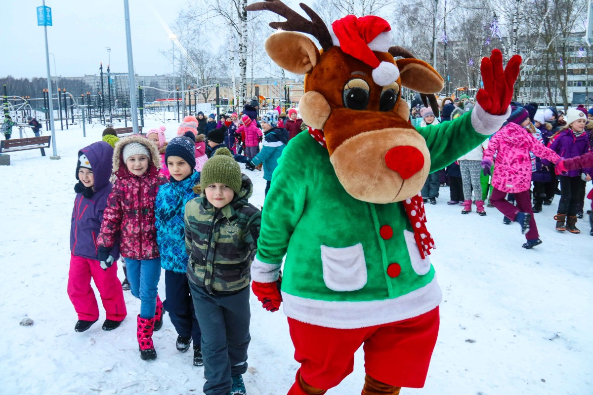 Svētku rotā iemirdzas Rīgas 84. vidusskolas sporta un aktīvās atpūtas laukuma Ziemassvētku eglīte