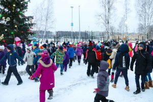 Svētku rotā iemirdzas Rīgas 84. vidusskolas sporta un aktīvās atpūtas laukuma Ziemassvētku eglīte