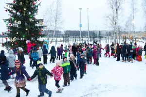 Svētku rotā iemirdzas Rīgas 84. vidusskolas sporta un aktīvās atpūtas laukuma Ziemassvētku eglīte