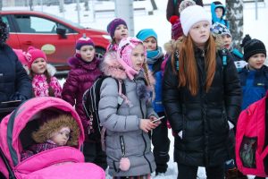 Svētku rotā iemirdzas Rīgas 84. vidusskolas sporta un aktīvās atpūtas laukuma Ziemassvētku eglīte