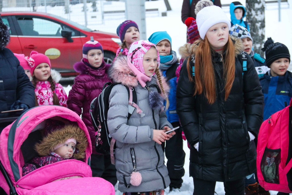 Svētku rotā iemirdzas Rīgas 84. vidusskolas sporta un aktīvās atpūtas laukuma Ziemassvētku eglīte
