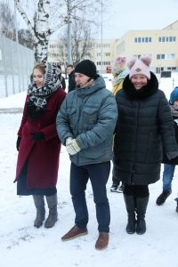 Svētku rotā iemirdzas Rīgas 84. vidusskolas sporta un aktīvās atpūtas laukuma Ziemassvētku eglīte