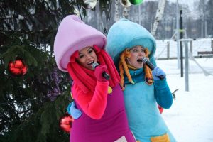 Svētku rotā iemirdzas Rīgas 84. vidusskolas sporta un aktīvās atpūtas laukuma Ziemassvētku eglīte