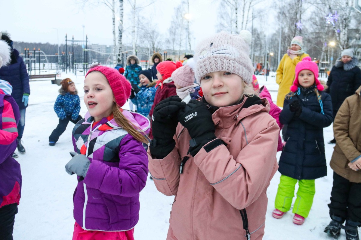 Svētku rotā iemirdzas Rīgas 84. vidusskolas sporta un aktīvās atpūtas laukuma Ziemassvētku eglīte