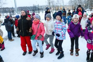 Svētku rotā iemirdzas Rīgas 84. vidusskolas sporta un aktīvās atpūtas laukuma Ziemassvētku eglīte