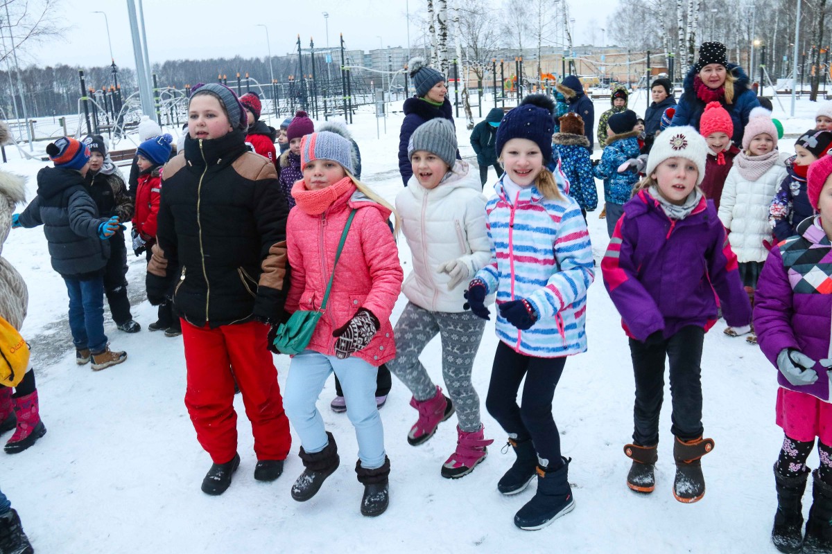 Svētku rotā iemirdzas Rīgas 84. vidusskolas sporta un aktīvās atpūtas laukuma Ziemassvētku eglīte