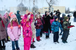 Svētku rotā iemirdzas Rīgas 84. vidusskolas sporta un aktīvās atpūtas laukuma Ziemassvētku eglīte