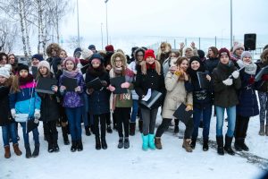 Svētku rotā iemirdzas Rīgas 84. vidusskolas sporta un aktīvās atpūtas laukuma Ziemassvētku eglīte