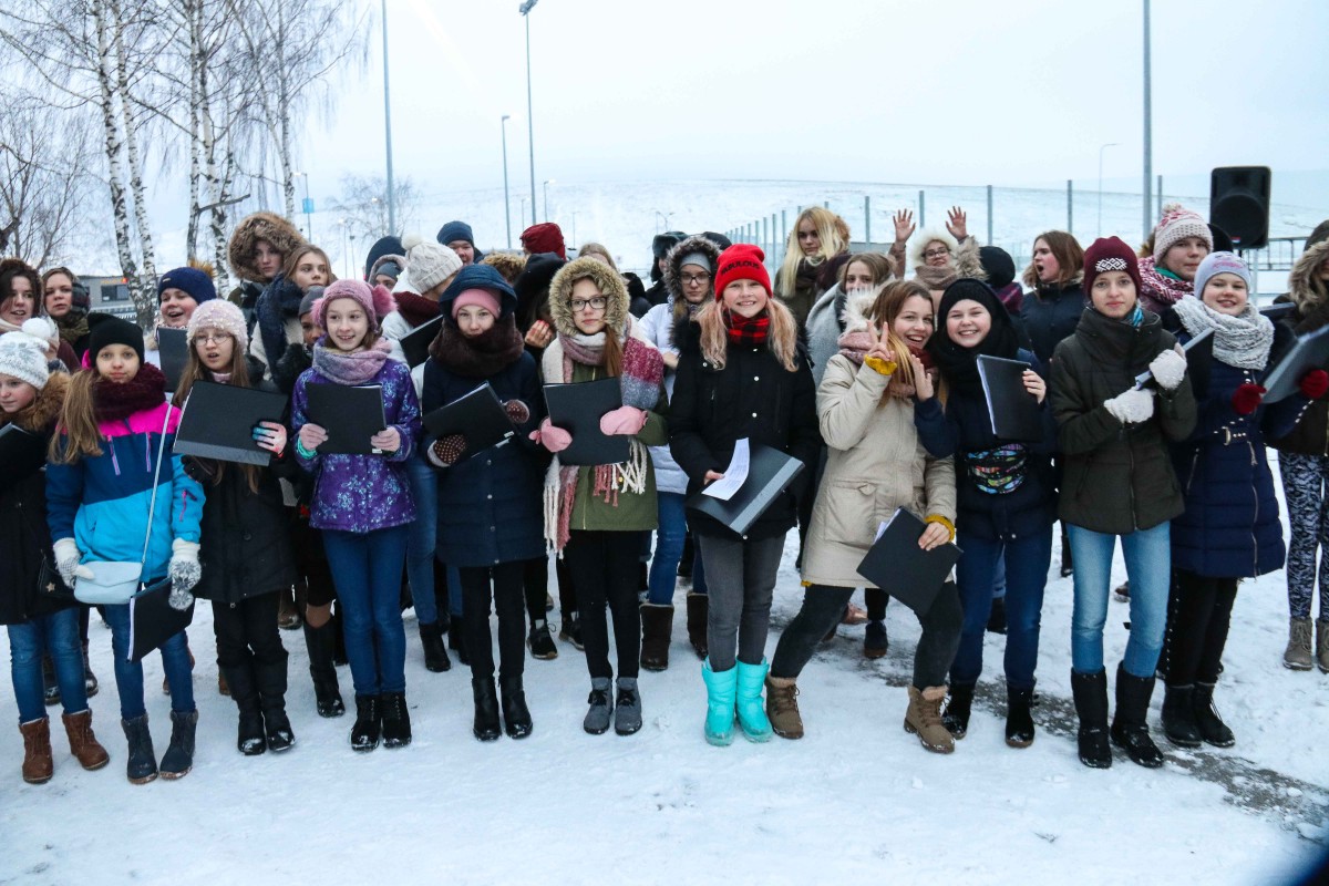 Svētku rotā iemirdzas Rīgas 84. vidusskolas sporta un aktīvās atpūtas laukuma Ziemassvētku eglīte