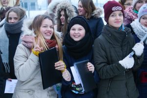 Svētku rotā iemirdzas Rīgas 84. vidusskolas sporta un aktīvās atpūtas laukuma Ziemassvētku eglīte