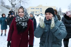 Svētku rotā iemirdzas Rīgas 84. vidusskolas sporta un aktīvās atpūtas laukuma Ziemassvētku eglīte