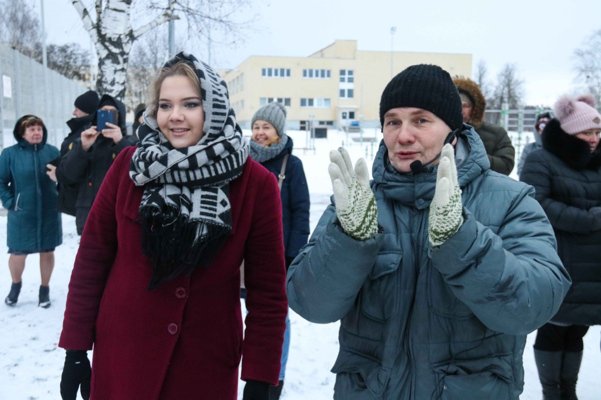 Svētku rotā iemirdzas Rīgas 84. vidusskolas sporta un aktīvās atpūtas laukuma Ziemassvētku eglīte