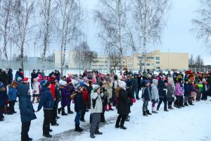 Svētku rotā iemirdzas Rīgas 84. vidusskolas sporta un aktīvās atpūtas laukuma Ziemassvētku eglīte